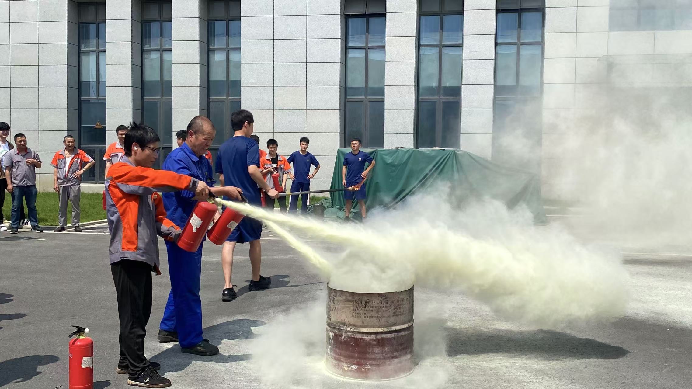 爭分奪秒，守護安全！新發(fā)現(xiàn)開展消防演習全力筑牢 “安全網(wǎng)”